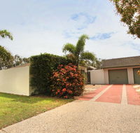 6 Petrie Ave Marcoola Pet Friendly Linen supplied - Accommodation Gladstone