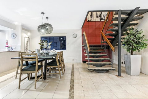 7 Bedroom Gold Coast Luxury Waterfront Home With Pool, Sleeps 20! - Accommodation Gladstone 1