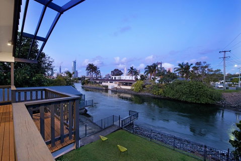 7 Bedroom Gold Coast Luxury Waterfront Home With Pool, Sleeps 20! - Accommodation Gladstone 2