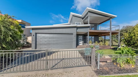 7 Graydens Road, Ventnor With Spectacular Views - Accommodation Gladstone 0