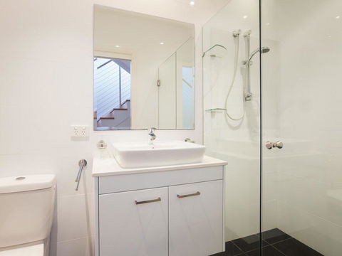 7 Judith Street - Stunning Duplex With Ducted Air - Accommodation Gladstone 3
