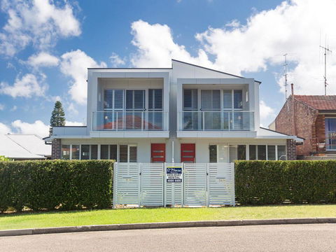 7 Judith Street - Stunning Duplex With Ducted Air - Accommodation Gladstone 0