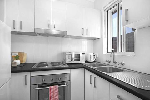 8 South Pacific 2 Bedrooms - Accommodation Gladstone 1