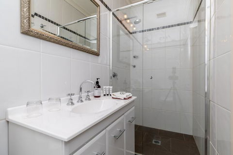 94Best Apartments - Accommodation Gladstone 0