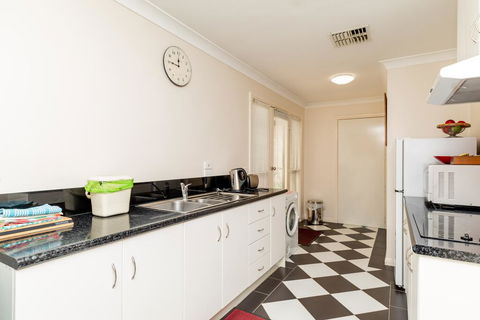 94Best Apartments - Accommodation Gladstone 2