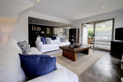 @THE COVE - Accommodation Gladstone 0