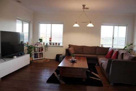 A Better Life Animal Sanctuary FarmStay - Private Two-Bedrooms, Lounge Room & Bathroom & Toilet, Shared Kitchen - Accommodation Gladstone 3