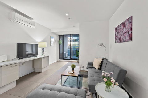 A Bright & Airy CBD Apt Next To Southern Cross - Accommodation Gladstone 0