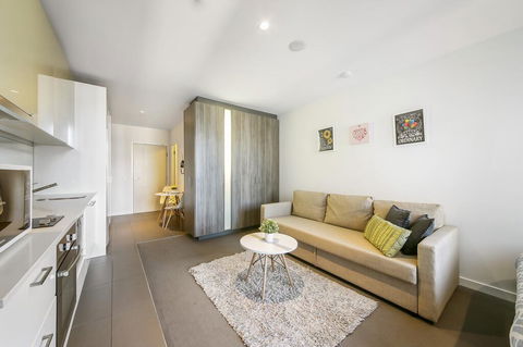 A Charming Studio With Stunning City Views - Accommodation Gladstone 1