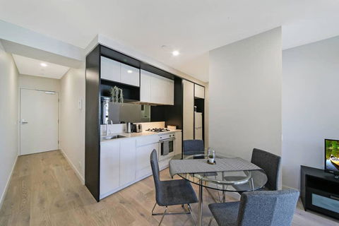 A Cozy & Stylish Suite Near Melbourne Central - Accommodation Gladstone 2