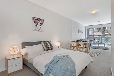 A Modern & Stylish Studio Near Darling Harbour - Accommodation Gladstone 1