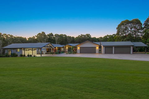 A PERFECT STAY - Lennox Unique Coastal Retreat - Accommodation Gladstone 2