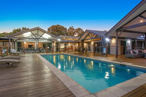 A PERFECT STAY - Lennox Unique Coastal Retreat - Accommodation Gladstone 0