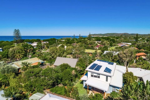 A PERFECT STAY - Shore Beats Work - Accommodation Gladstone 1