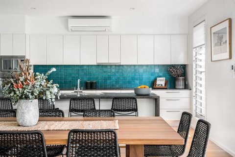 A PERFECT STAY - Shore Beats Work - Accommodation Gladstone 0