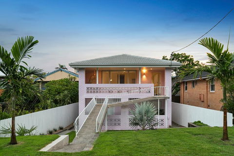 A PERFECT STAY - Sunset Beach - Surfside - Accommodation Gladstone 1