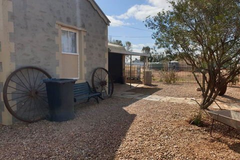 A Real Bush Retreat. Kangas, Emus & Starry Skies. - Accommodation Gladstone 3