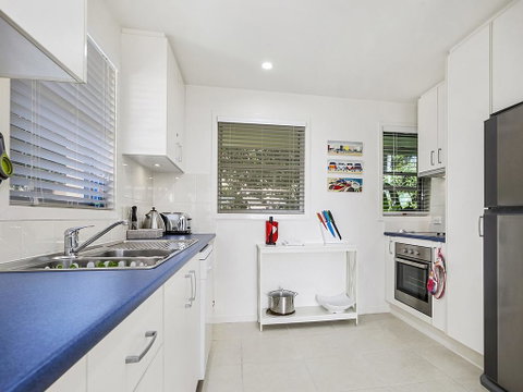 A Stylish Apartment With Noosa Views! - Unit 6 Yaringa 29 Noosa Drive - Accommodation Gladstone 3