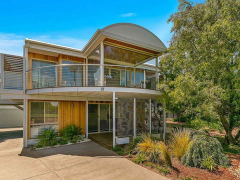 A Wave From It All - Accommodation Gladstone 0