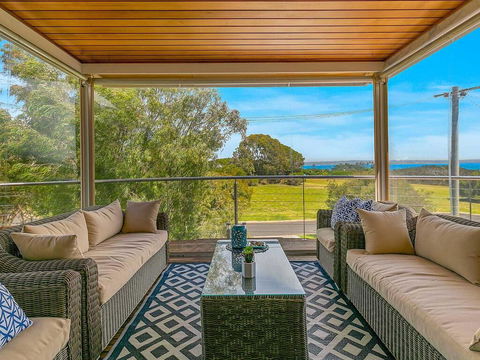 A Wave From It All - Accommodation Gladstone 1