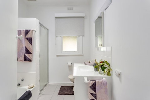 A Wave From It All - Accommodation Gladstone 1