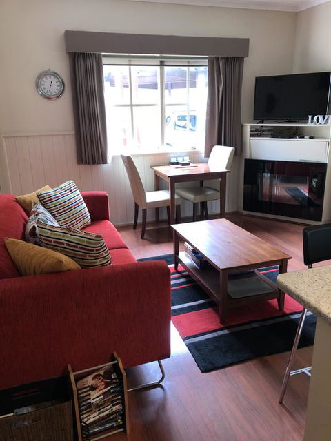 About Time Retreats- Studio Three - Accommodation Gladstone 3