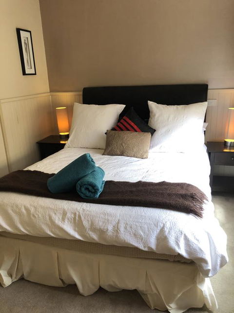 About Time Retreats- Studio Three - Accommodation Gladstone 2