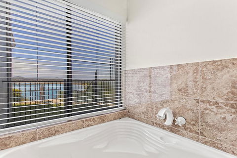 Above And Beyond - Beautiful Home With Pool - Accommodation Gladstone 2