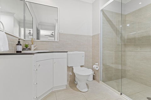 Above And Beyond - Beautiful Home With Pool - Accommodation Gladstone 3