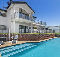 Above and Beyond - Beautiful Home with Pool - Accommodation Gladstone