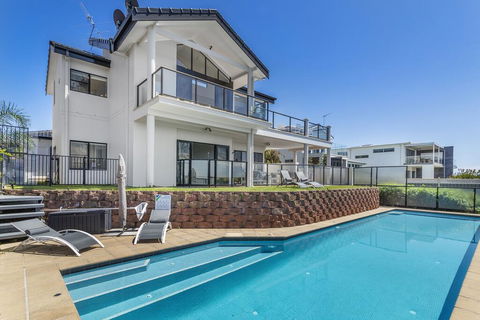 Above And Beyond - Beautiful Home With Pool - Accommodation Gladstone 0