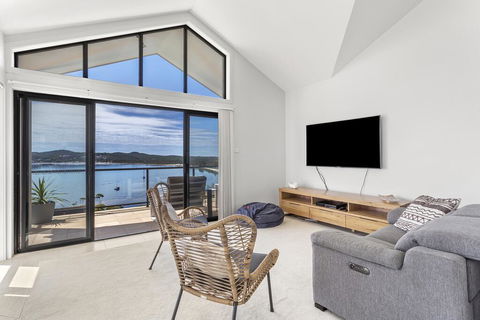 Above And Beyond - Beautiful Home With Pool - Accommodation Gladstone 1