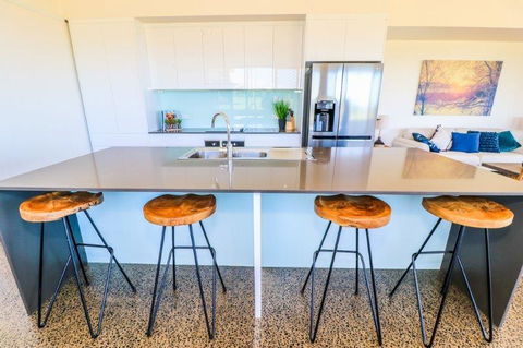 Absolute Beachfront & Secluded New Home - Accommodation Gladstone 2