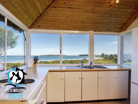 Absolute Beachfront 3BR 2BA Home W/ Beach Track - Accommodation Gladstone 3