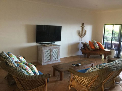 ABSOLUTE BEACHFRONT BLISS @ NEWELL BEACH - Accommodation Gladstone 3