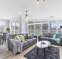 Absolute beachfront penthouse Castaways Beach - Accommodation Gladstone