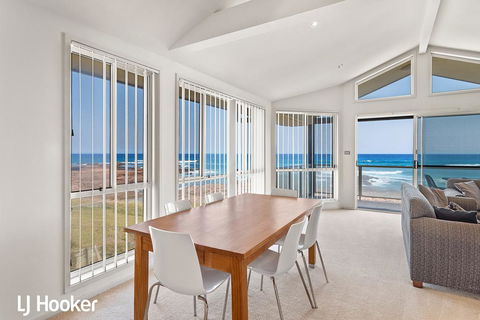 Absolute Waterfront @ Anna Bay - Accommodation Gladstone 3