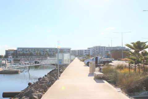 Absolute Waterfront Apt 319 Lighthouse - Accommodation Gladstone 1