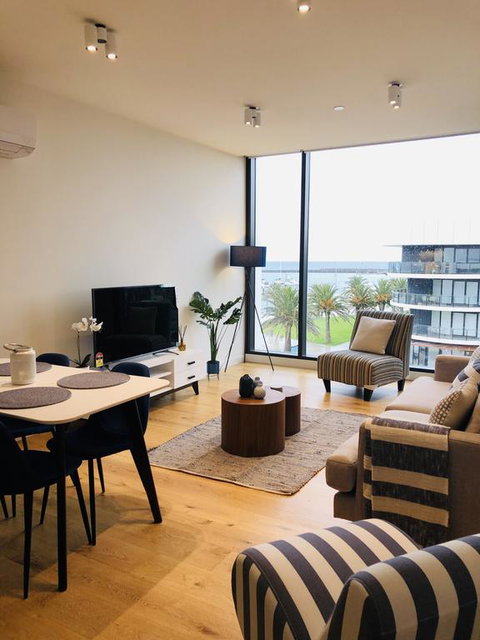 Absolute Waterfront Apt 319 Lighthouse - Accommodation Gladstone 3