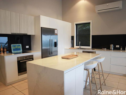 Absolutely Avoca - 114a Avoca Drive, Avoca Beach - Accommodation Gladstone 1