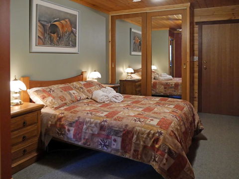 Acacia Hills Retreat - Accommodation Gladstone 3