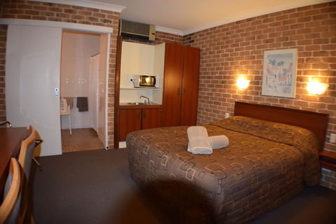 Acacia Motor Inn - Accommodation Gladstone 0