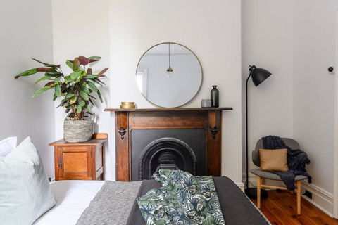 ADDERLEY A Striking 1880s Remodeled Victorian - Accommodation Gladstone 3