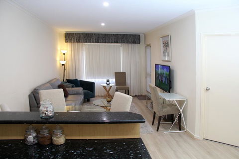 ADELAIDE CBD APARTMENT - 3BR, 2BATH & CARPARK - Accommodation Gladstone 0