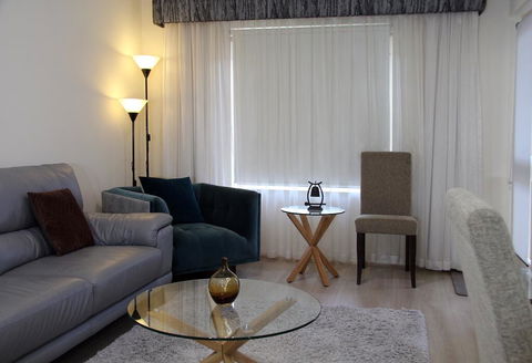 ADELAIDE CBD APARTMENT - 3BR, 2BATH & CARPARK - Accommodation Gladstone 3