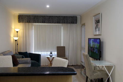 ADELAIDE CBD APARTMENT - 3BR, 2BATH & CARPARK - Accommodation Gladstone 1