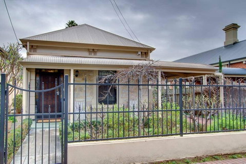 Adelaide Close CBD Large Private Studio Apartment In St Peters - Accommodation Gladstone 0
