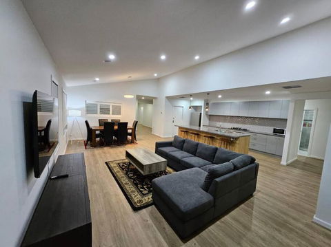 E 4 Room Retreat Family Friendly - Accommodation Gladstone 0