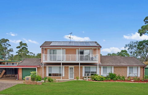 Discover Mount Annan - Spacious 6-BR House - Accommodation Gladstone 0