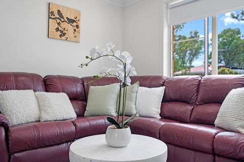 Discover Mount Annan - Spacious 6-BR House - Accommodation Gladstone 4